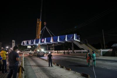 Prefeitura acompanha instalação de passarela na Almirante Barroso