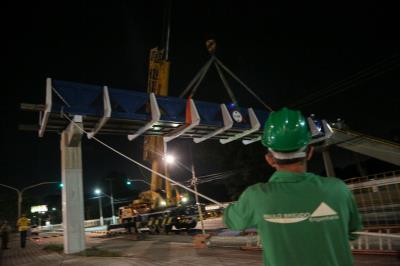Prefeitura acompanha instalação de passarela na Almirante Barroso