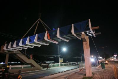 Prefeitura acompanha instalação de passarela na Almirante Barroso