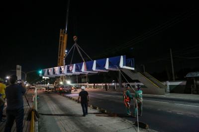 Prefeitura acompanha instalação de passarela na Almirante Barroso