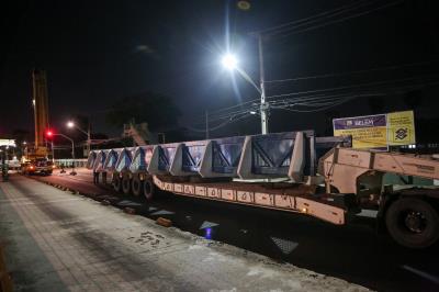 Prefeitura acompanha instalação de passarela na Almirante Barroso