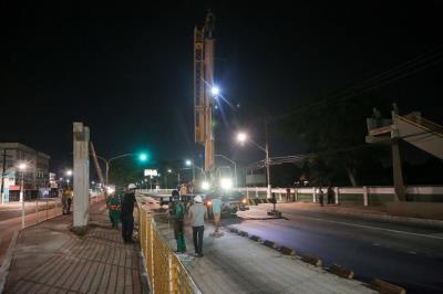 Prefeitura acompanha instalação de passarela na Almirante Barroso