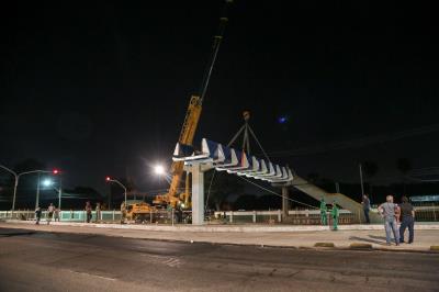 Prefeitura acompanha instalação de passarela na Almirante Barroso