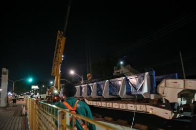 Prefeitura acompanha instalação de passarela na Almirante Barroso
