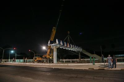 Prefeitura acompanha instalação de passarela na Almirante Barroso