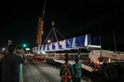 Prefeitura acompanha instalação de passarela na Almirante Barroso