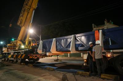 Prefeitura acompanha instalação de passarela na Almirante Barroso