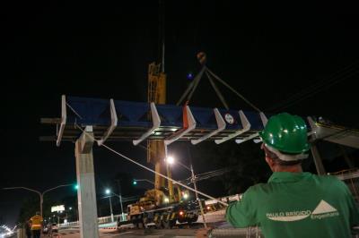 Prefeitura acompanha instalação de passarela na Almirante Barroso