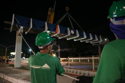 Prefeitura acompanha instalação de passarela na Almirante Barroso