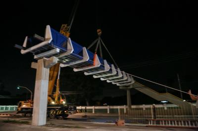 Prefeitura acompanha instalação de passarela na Almirante Barroso