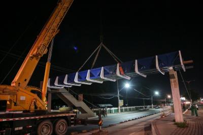 Prefeitura acompanha instalação de passarela na Almirante Barroso