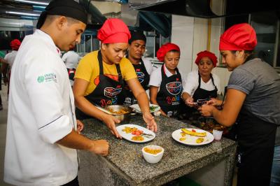 Boieiras do Ver-o-Peso aprendem técnicas de apresentação de pratos