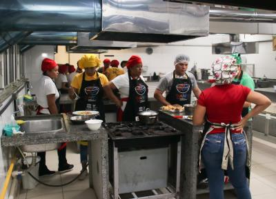 Boieiras do Ver-o-Peso aprendem técnicas de apresentação de pratos