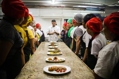 Boieiras do Ver-o-Peso aprendem técnicas de apresentação de pratos
