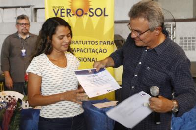 Prefeitura certifica 740 alunos e apresenta novidades para o Fundo Ver-o-Sol e Portal do Trabalhador