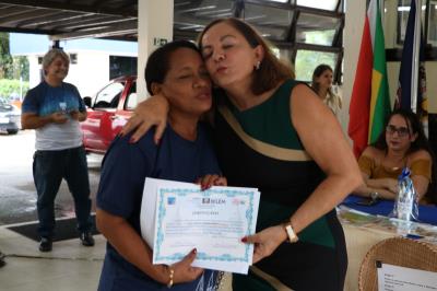 Alunos do projeto Alfabetização em Movimento, da Semec, recebem certificados