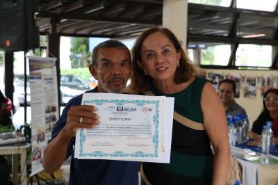 Alunos do projeto Alfabetização em Movimento, da Semec, recebem certificados