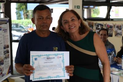 Alunos do projeto Alfabetização em Movimento, da Semec, recebem certificados