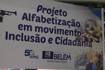 Alunos do projeto Alfabetização em Movimento, da Semec, recebem certificados