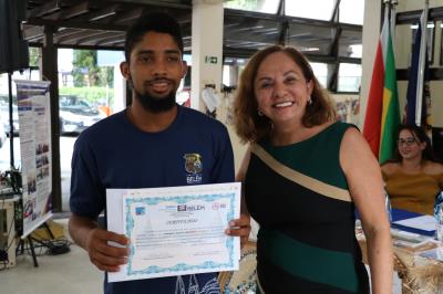Alunos do projeto Alfabetização em Movimento, da Semec, recebem certificados