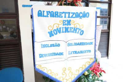 Alunos do projeto Alfabetização em Movimento, da Semec, recebem certificados