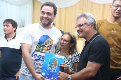 Programa Chão Legal entrega 80 títulos de posse a famílias de Icoaraci