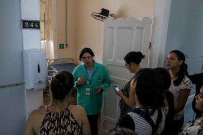 Sesma promove visita de vinculação de gestantes em maternidade da capital
