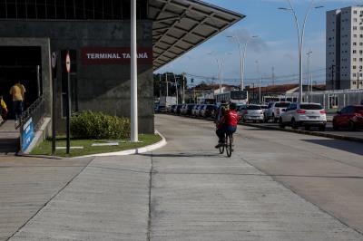 Ação educativa alerta ciclistas e pedestres sobre riscos de acidentes na pista do BRT