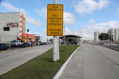 Ação educativa alerta ciclistas e pedestres sobre riscos de acidentes na pista do BRT