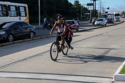 Ação educativa alerta ciclistas e pedestres sobre riscos de acidentes na pista do BRT