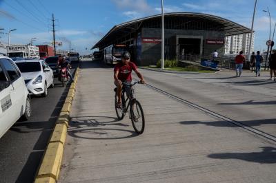 Ação educativa alerta ciclistas e pedestres sobre riscos de acidentes na pista do BRT