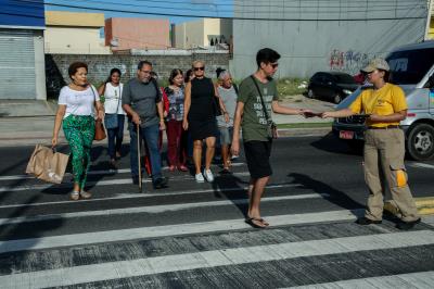Ação educativa alerta ciclistas e pedestres sobre riscos de acidentes na pista do BRT