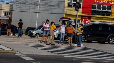 Ação educativa alerta ciclistas e pedestres sobre riscos de acidentes na pista do BRT