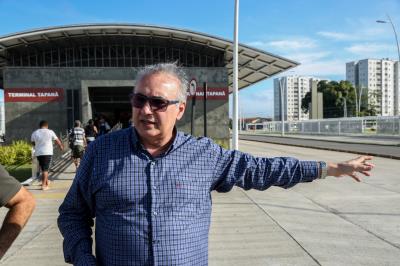 Ação educativa alerta ciclistas e pedestres sobre riscos de acidentes na pista do BRT