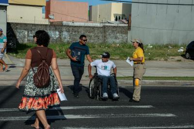 Ação educativa alerta ciclistas e pedestres sobre riscos de acidentes na pista do BRT