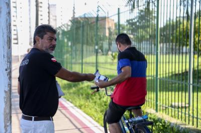 Ação educativa alerta ciclistas e pedestres sobre riscos de acidentes na pista do BRT