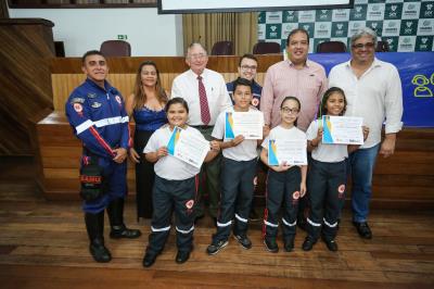 Projeto Samuzinho forma crianças para primeiros-socorros e combate aos trotes