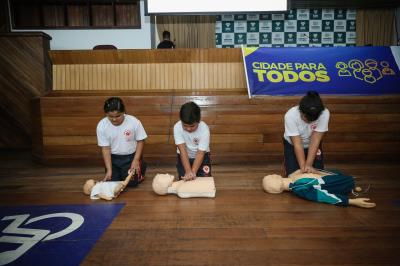 Projeto Samuzinho forma crianças para primeiros-socorros e combate aos trotes