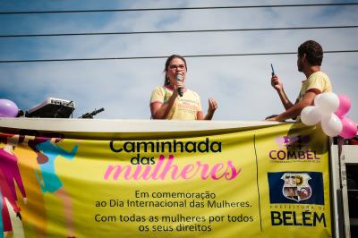 Caminhada em alusão ao Dia da Mulher reúne centenas de pessoas