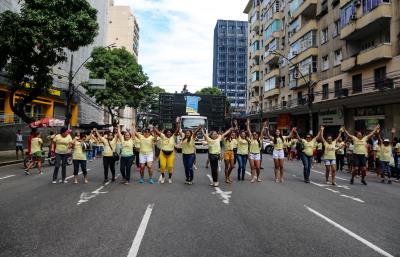 Caminhada em alusão ao Dia da Mulher reúne centenas de pessoas