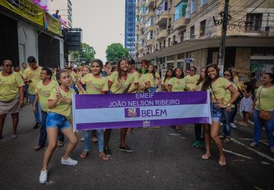 Caminhada em alusão ao Dia da Mulher reúne centenas de pessoas