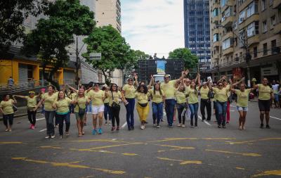 Caminhada em alusão ao Dia da Mulher reúne centenas de pessoas