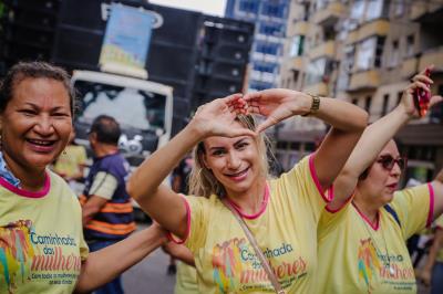 Caminhada em alusão ao Dia da Mulher reúne centenas de pessoas