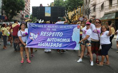 Caminhada em alusão ao Dia da Mulher reúne centenas de pessoas
