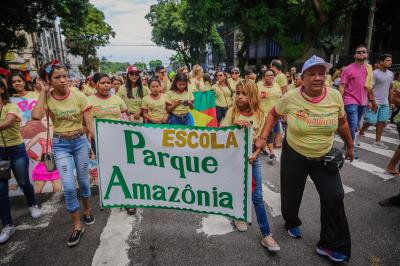 Caminhada em alusão ao Dia da Mulher reúne centenas de pessoas