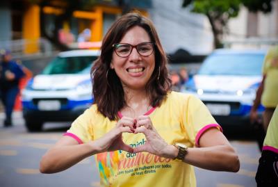 Caminhada em alusão ao Dia da Mulher reúne centenas de pessoas