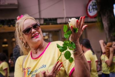 Caminhada em alusão ao Dia da Mulher reúne centenas de pessoas