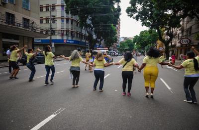 Caminhada em alusão ao Dia da Mulher reúne centenas de pessoas