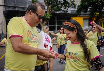 Caminhada em alusão ao Dia da Mulher reúne centenas de pessoas