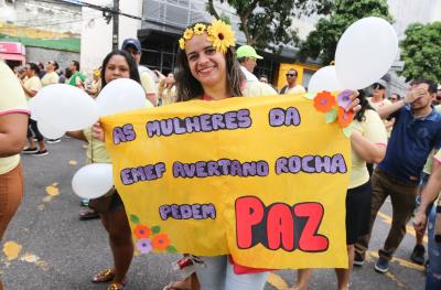 Caminhada em alusão ao Dia da Mulher reúne centenas de pessoas